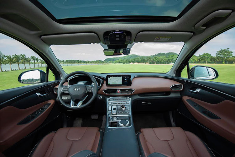 Bên trong khoang nội thất, Hyundai SantaFe 2021 sở hữu triết lý thiết kế HMI (Human Machine Interface) mang đến nhiều điểm mới giúp xe trở nên sang trọng, đẳng cấp hơn.