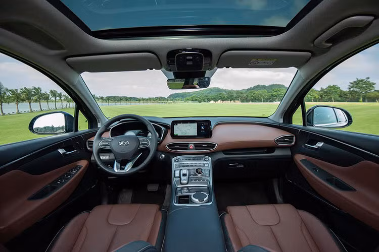 Bên trong khoang nội thất, Hyundai SantaFe 2021 sở hữu triết lý thiết kế HMI (Human Machine Interface) mang đến nhiều điểm mới giúp xe trở nên sang trọng, đẳng cấp hơn.