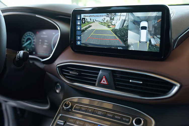 Điểm nhấn tiếp theo đến từ bảng đồng hồ trung tâm là màn hình điện tử toàn phần Full Digital 12,35 inch và có tích hợp tính năng giám sát điểm mù BVM. Ở phía trước là màn hình hiển thị thông tin lên kính lái HUD. New Santa Fe cũng được trang bị thẻ chìa khóa từ (chỉ dành cho phiên bản cao cấp nhất).