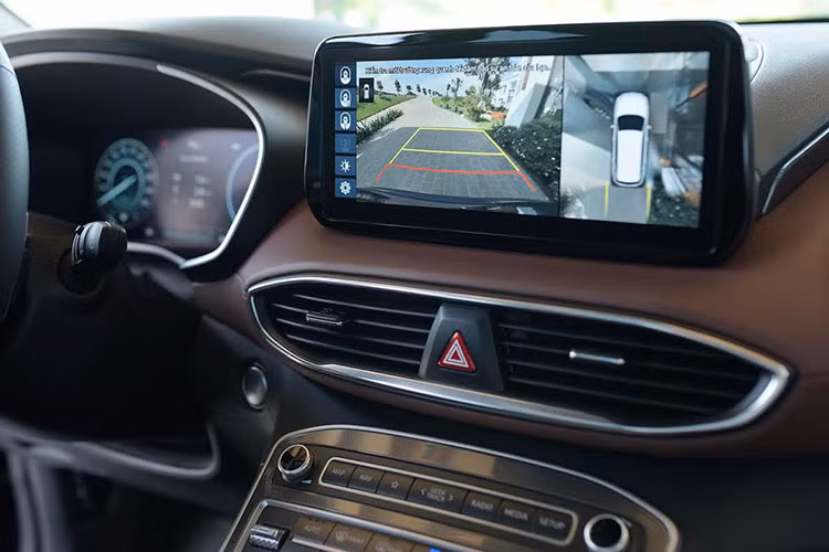 Điểm nhấn tiếp theo đến từ bảng đồng hồ trung tâm là màn hình điện tử toàn phần Full Digital 12,35 inch và có tích hợp tính năng giám sát điểm mù BVM. Ở phía trước là màn hình hiển thị thông tin lên kính lái HUD. New Santa Fe cũng được trang bị thẻ chìa khóa từ (chỉ dành cho phiên bản cao cấp nhất).