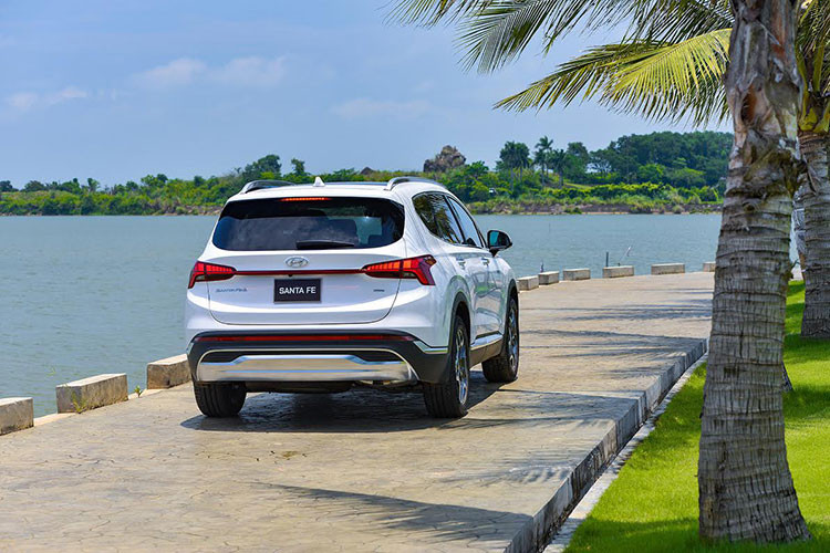 Đuôi xe sử dụng công nghệ LED 3D với khả năng hiển thị ấn tượng và có chiều sâu. Đặc biệt, mô hình Santa Fe mới còn được bổ sung thêm dải đèn chạy ngang khoang hành lý, nối liền cụm đèn hậu mang đến cảm giác liền mạch và hiện đại hơn cho xe.