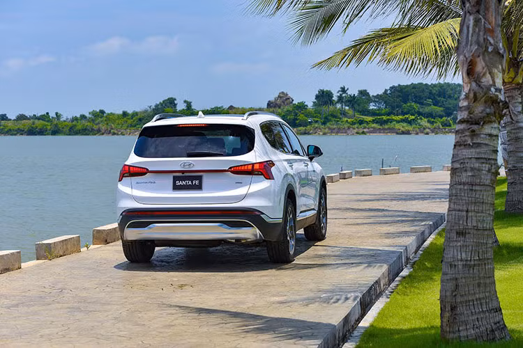 Đuôi xe sử dụng công nghệ LED 3D với khả năng hiển thị ấn tượng và có chiều sâu. Đặc biệt, mô hình Santa Fe mới còn được bổ sung thêm dải đèn chạy ngang khoang hành lý, nối liền cụm đèn hậu mang đến cảm giác liền mạch và hiện đại hơn cho xe.