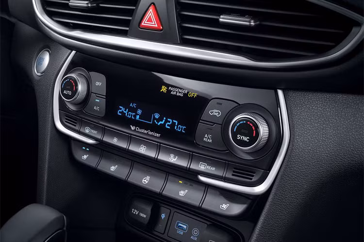 Thế hệ thứ tư của Santa Fe vẫn trang bị những tính năng an toàn hỗ trợ người lái như thế hệ hiện hành, nhưng thêm hệ thống cảnh báo người ngồi hàng ghế sau Safe Exit Assist (SEA) và Rear Occupant Alert (ROA )– tính năng phát hiện có hành khách phía sau và báo cho tài xế biết.