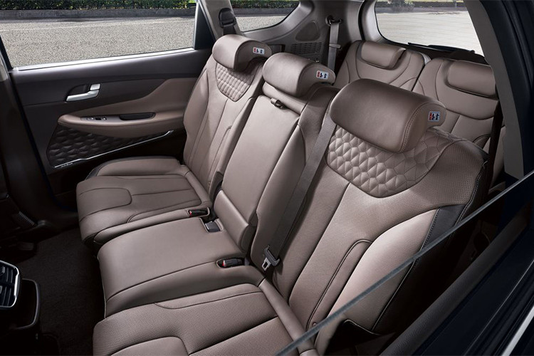 Hyundai SantaFe sẽ giữ hai tùy chọn 2 kiểu 5 chỗ ngồi và 7 chỗ ngồi. Tuy nhiên, phiên bản 7 chỗ ngồi sẽ được “nới rộng” thêm không gian nhằm tăng sự thoải mái cho hành khách. Hyundai hứa hẹn rằng khoảng để chân ở hàng ghế thứ 2 của họ thuộc dạng rộng nhất phân khúc và khoảng trống đầu ở hàng ghế thứ 3 cũng được nâng cấp. 