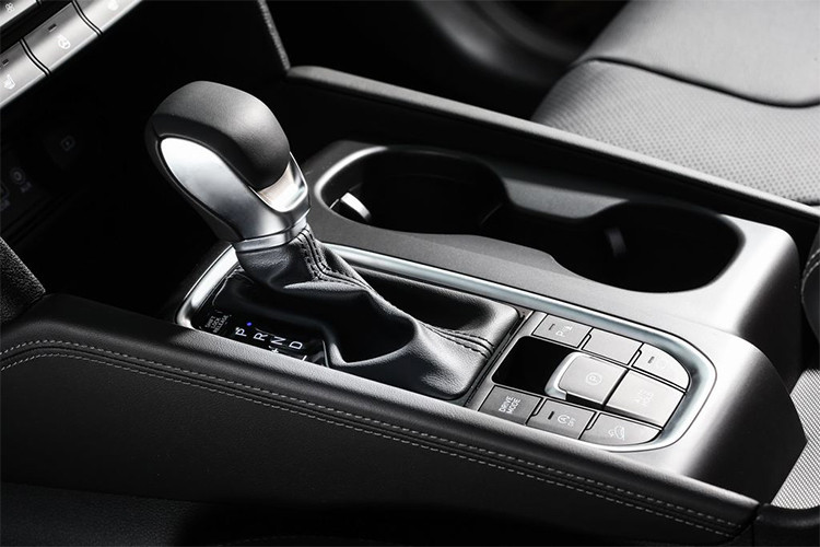 Còn tại thị trường quê nhà hàn Quốc, mẫu xe Santa Fe 2019 mới sẽ có 1 bản máy xăng và 2 bản máy dầu, công suất từ 186 mã lực đến 235 mã lực và đi kèm hộp số tự động 8 cấp cùng hệ dẫn động bốn bánh tuỳ chọn.