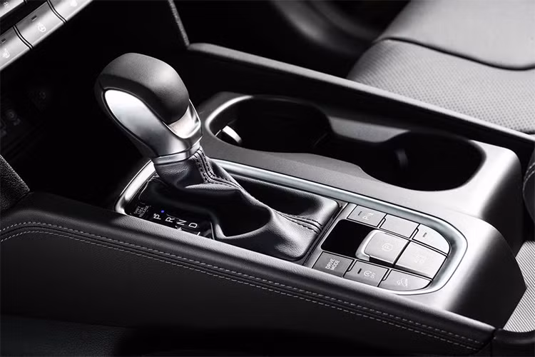 Còn tại thị trường quê nhà hàn Quốc, mẫu xe Santa Fe 2019 mới sẽ có 1 bản máy xăng và 2 bản máy dầu, công suất từ 186 mã lực đến 235 mã lực và đi kèm hộp số tự động 8 cấp cùng hệ dẫn động bốn bánh tuỳ chọn.