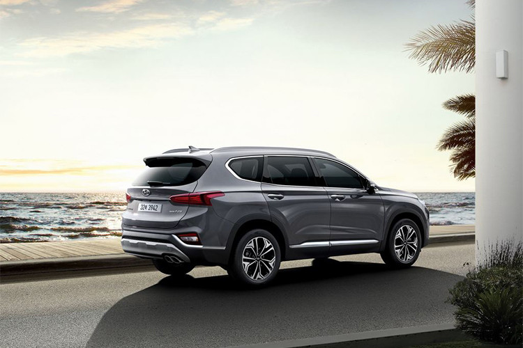 Santa Fe 2019 hiện đã mở đơn đặt hàng tại Hàn Quốc. Phiên bản máy dầu 2.0 L sẽ có giá từ 29,25 triệu Won (tương đương 26.600 USD - khoảng 590 triệu đồng). Máy dầu 2.2 L có giá từ 34,4 triệu Won (tương đương 31.300 USD - khoảng 705 triệu đồng). Bản tăng áp 2.0 L giá từ 28,45 triệu Won (tương đương 25.800 USD - khoảng 585 triệu đồng).