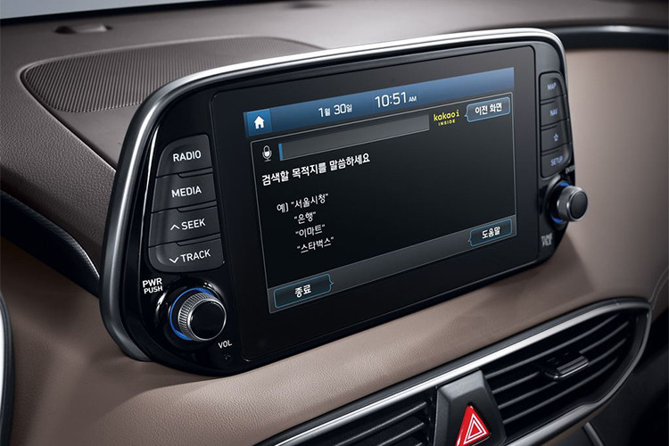 Về công nghệ, Santa Fe mới sẽ sử dụng hệ thống BlueLink 2.0, cung cấp các dịch vụ như khởi động từ xa, bảo mật và quản lý chức năng xe, định vị và dẫn đường theo thời gian thực thông qua kết nối smartphone. Ngoài ra còn có ứng dụng âm nhạc được phát triển với SoundHound...