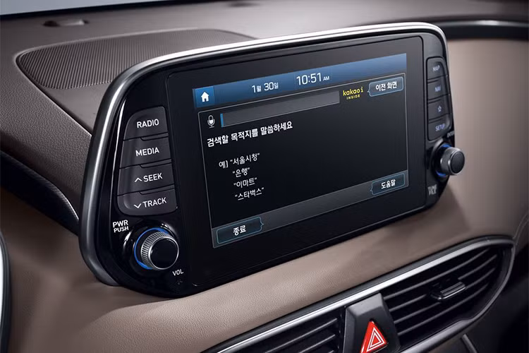 Về công nghệ, Santa Fe mới sẽ sử dụng hệ thống BlueLink 2.0, cung cấp các dịch vụ như khởi động từ xa, bảo mật và quản lý chức năng xe, định vị và dẫn đường theo thời gian thực thông qua kết nối smartphone. Ngoài ra còn có ứng dụng âm nhạc được phát triển với SoundHound...