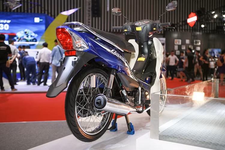 Đáng chú ý, Elegant 50 là mẫu xe có thiết kế thể thao, nhỏ gọn, đặc biệt phù hợp với những bạn học sinh. Với độ tuổi ở cấp 3 thì nhiều bạn học sinh sẽ chưa đủ tuổi để được phép điều khiển những chiếc xe có động cơ lớn hơn, vì vậy xe máy 50cc là một lựa chọn an toàn và phù hợp.