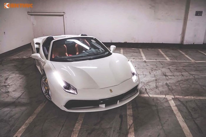 Tại Mỹ, giá siêu xe Ferrari 488 GTB khoảng 242.000 USD. Mức giá của mẫu siêu xe bản mui cứng này tại thị trường Việt Nam sau khi chịu các khoản thuế và phí sẽ lên đến 15 tỷ đồng - tuy nhiên phiên bản mui trần 488 Spider trong bài viết này chắc chắn sẽ có giá đắt hơn.