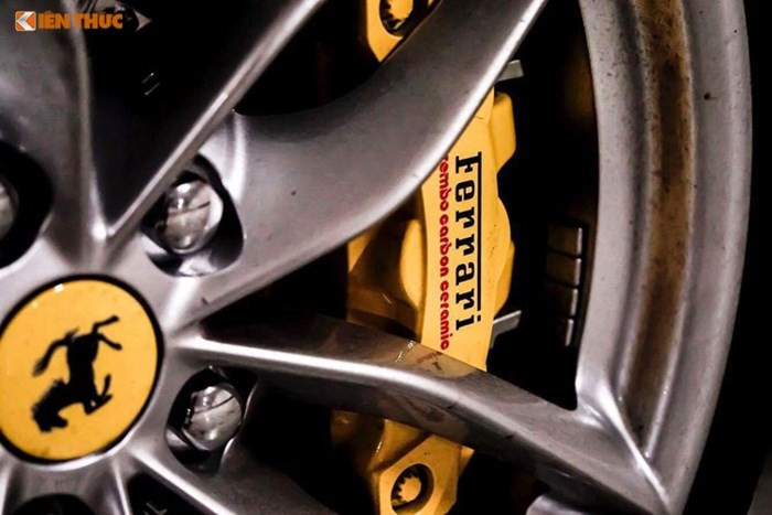 Đuôi xe nổi bật với cản va sau thiết kể thể thao được tinh giản đường nét, gọn gàng hơn so với thế hệ đàn anh đi trước. Hai ống xả được tách biệt, họng pô cũng lớn hơn so với người tiền nhiệm 488 Italia, đèn phanh dạng LED 12 bóng nằm giữa, có thiết kế tương tự như những mẫu xe đua F1.