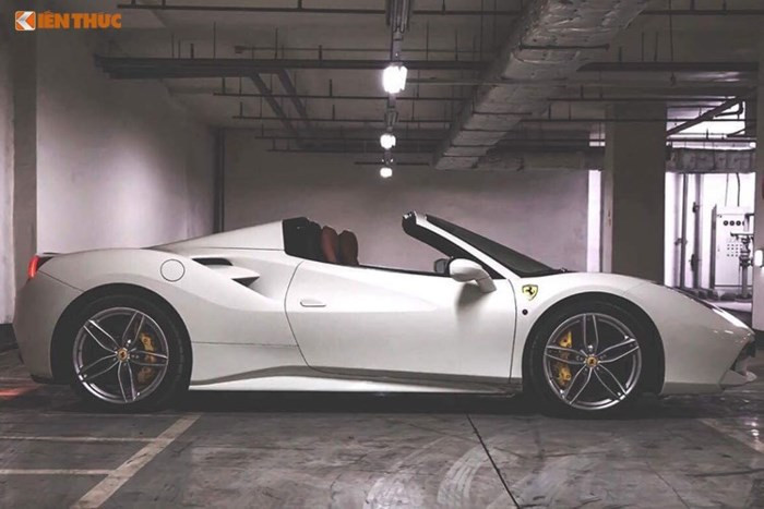 Xe sở hữu động cơ V8, tăng áp kép đặt phía sau, dung tích 3,9 lít, sản sinh công suất tối đa 660 mã lực tại và mô-men xoắn cực đại 760 Nm. Sức mạnh từ động cơ tăng áp V8 sẽ truyền đến 2 bánh sau thông qua hộp số ly hợp kép 7 cấp và giúp 488 Spider có khả năng tăng tốc từ 0-100 km/h trong 3,2 giây và từ 0-200 km/h trong 8,7 giây.