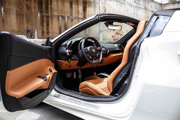 488 GTB Spider được hãng xe Ferrari trang bị bộ la-zăng 5 chấu kép cỡ 20 inch đi kèm phanh bằng chất liệu gốm đặc biệt. Bên cnahj đó, cánh gió đuôi xe và bộ tạo khí xoáy bên dưới gầm giúp tăng độ nén thân xe xuống mặt đường nhưng vẫn không làm ảnh hưởng đến chỉ số cản gió... 