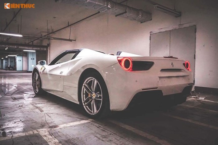 Phần đầu của xe được trang bị cụm đèn pha mới, hốc hút gió lớn phía trước được chia làm 3 khoang, hai bên sườn xe còn được bố trí hai hốc gió lớn dẫn thẳng tới khoang động cơ. Do có thêm bộ phận đóng mở mui cứng nên Ferrari 488 Spider 2016 nặng hơn khoảng 45 kg so với 488 GTB. Mui cứng của chiếc xe có thể đóng và hạ trong khoảng 14 giây.