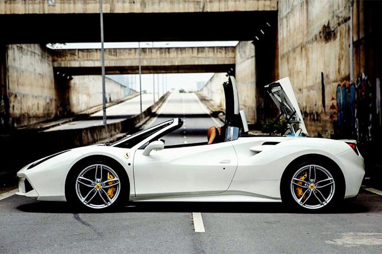 Siêu xe mui trần Ferrari 488 GTB Spider sở hữu thiết kế thể thao, sang trọng. Thiết kế tổng thể của 488 GTB Spider với ngoại hình khỏe khoắn, nó đã được hãng siêu xe Ý gọt bỏ bớt những đường cong mềm mại như đàn anh 458 Italia. Thay vào đó là những nét cắt thẳng đứng đầy góc cạnh.