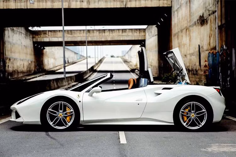Siêu xe mui trần Ferrari 488 GTB Spider sở hữu thiết kế thể thao, sang trọng. Thiết kế tổng thể của 488 GTB Spider với ngoại hình khỏe khoắn, nó đã được hãng siêu xe Ý gọt bỏ bớt những đường cong mềm mại như đàn anh 458 Italia. Thay vào đó là những nét cắt thẳng đứng đầy góc cạnh.