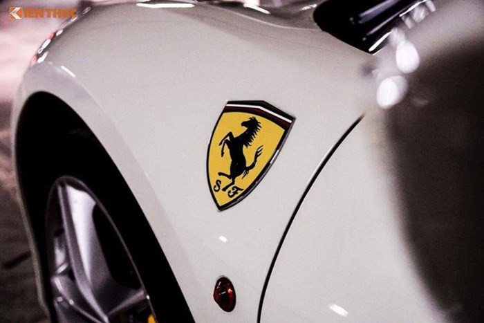 Trên mẫu xe này, đặc biệt là 2 bên sườn xe được cấu tạo từ carbon còn được bố trí hốc gió lớn dẫn thẳng tới khoang động cơ. Theo đại diện của hãng siêu xe Ferrari từng cho biết, 488 Spider là chiếc siêu xe mui trần mạnh mẽ nhất, sáng tạo nhất mà họ từng chế tạo từ trước tới nay.