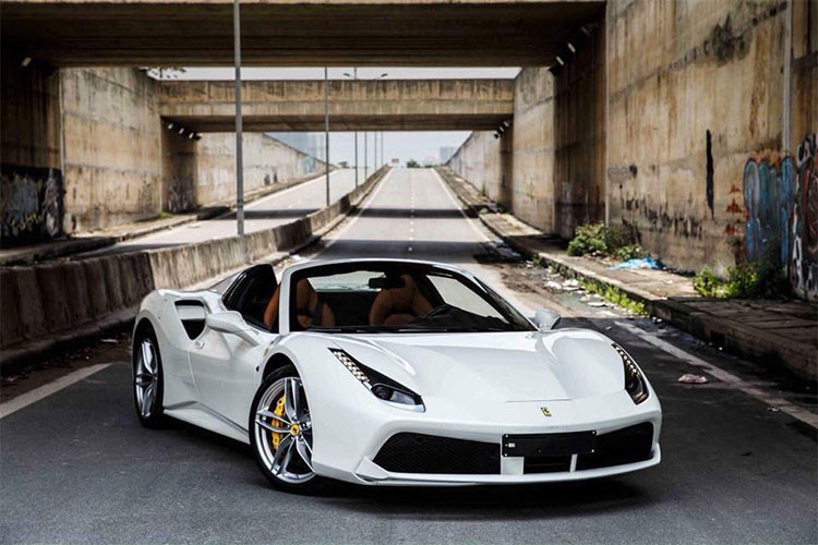 Chiếc siêu xe Ferrari 488 GTB Spider màu trắng muốt này từng được một công ty nhập khẩu tư nhân đưa về Việt Nam vào năm 2017 - với chiếc siêu xe 488 GTB Spider mới này, nó được xem làc hiếc mui trần phiên bản 488 thứ 3 của hãng xe Ferrari về thị trường Việt Nam thời điểm đó.
