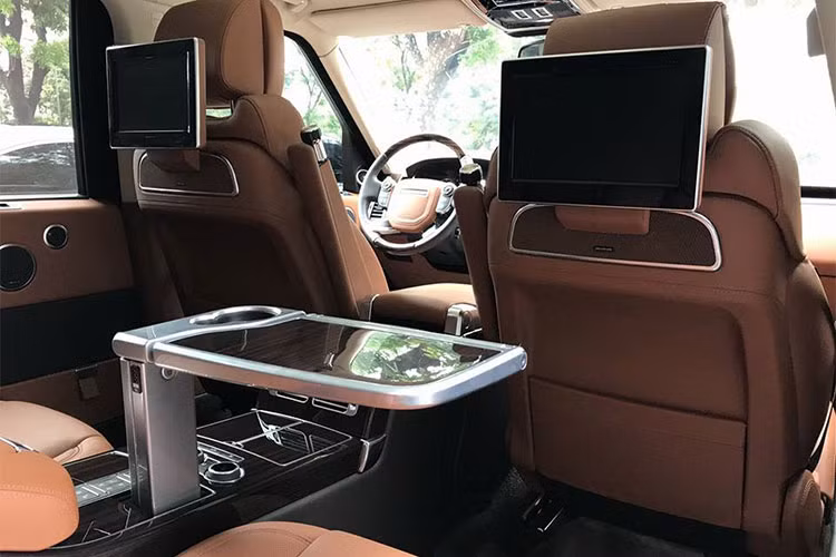 Range Rover SVAutobiography được sinh ra phục vụ cả sự thoải mái ở hàng ghế sau và trải nghiệm cầm lái thú vị ở ghế trước. Ghế trước cũng có tính năng massage như ghế sau. Hệ thống giải trí đến từ màn hình 8 inch trung tâm và âm thanh Meridian 29 loa công suất 1.700 watt cao cấp.