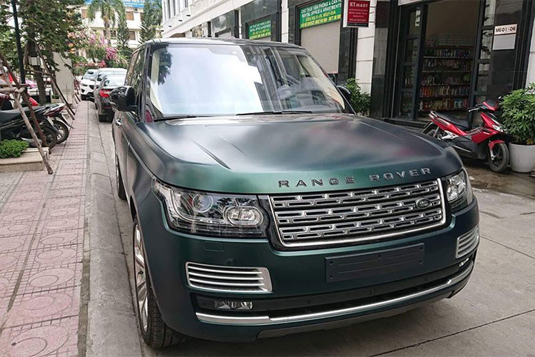 Mới đây nhất, một chiếc xe sang Range Rover SVAutobiography LWB cập bến Hải Phòng đã khiến không ít người yêu xe phải xuýt xoa trước bộ áo cực độc màu xanh mờ đẹp mắt. Nhiều nguồn tin còn cho biết, chủ nhân của chiếc SUV hạng sang khi nhận xe đã khẳng định nếu Việt Nam có chiếc thứ 2 anh sẽ đổi sang xe khác.