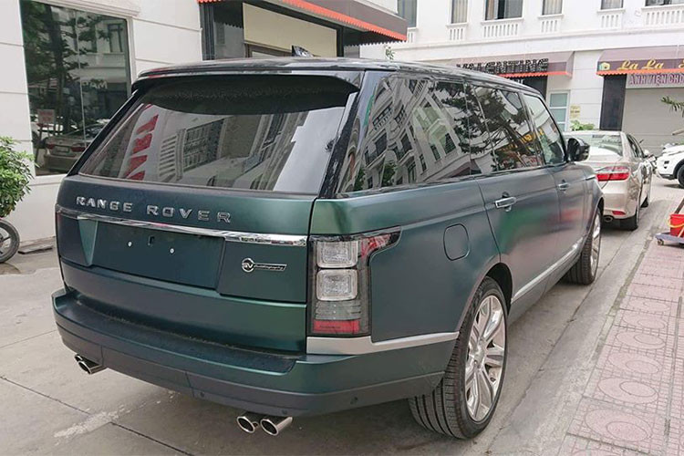 Màu sơn xanh mờ của chiếc Range Rover SVAutobiography LWB mới cập bến Hải Phòng là tuỳ chọn riêng dành cho khách hàng, chỉ tính riêng chi phí cho màu sơn của mẫu SUV hạng sang này đã dự kiến có giá không dưới nửa tỷ đồng. Bên cạnh màu sơn độc, ngoại thất xe không có gì thay đổi so với các bản SVAutobiography khác hiện nay.