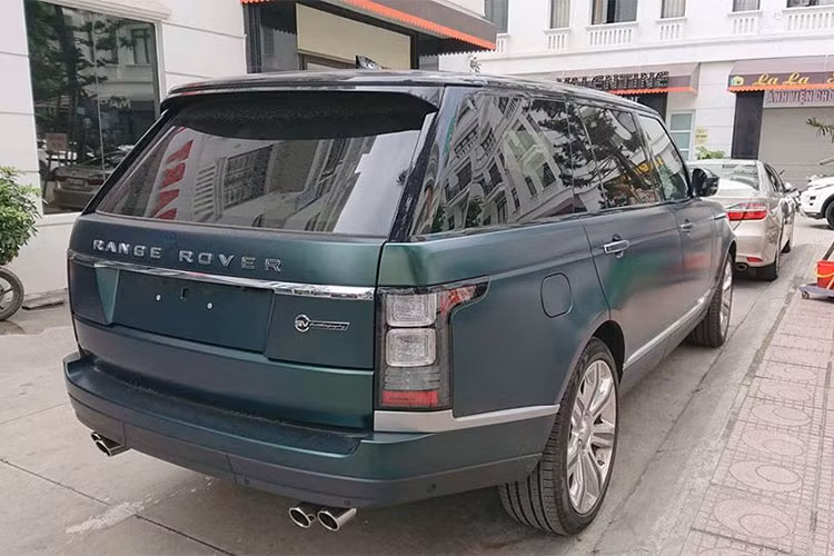 Màu sơn xanh mờ của chiếc Range Rover SVAutobiography LWB mới cập bến Hải Phòng là tuỳ chọn riêng dành cho khách hàng, chỉ tính riêng chi phí cho màu sơn của mẫu SUV hạng sang này đã dự kiến có giá không dưới nửa tỷ đồng. Bên cạnh màu sơn độc, ngoại thất xe không có gì thay đổi so với các bản SVAutobiography khác hiện nay.