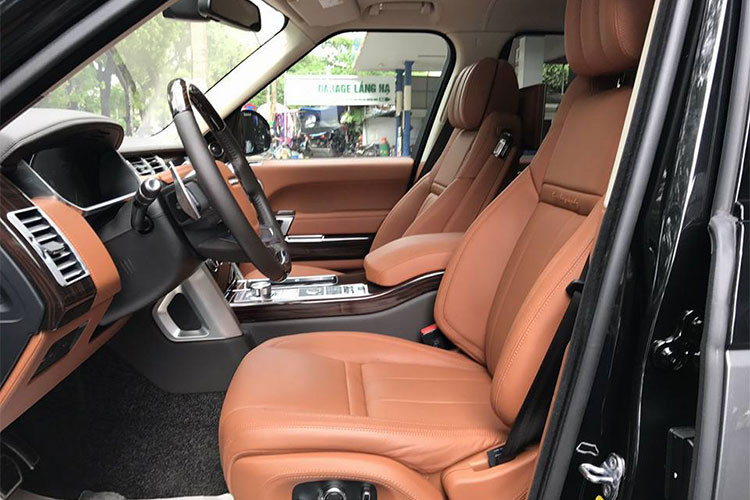 Để phân biệt với bản thường, dòng chữ Range Rover đầu và đuôi xe được khắc chìm, logo SVAutobiography ở đuôi xe hay cặp ống xả tròn. Đáng chú ý, huy hiệu Special Vehicle Operations nằm giữa 2 cửa trước/sau, cùng với đó, khoang lái nhiều chi tiết ốp gỗ đàn hương thơm nhẹ, bọc da cao cấp và kim loại bóng bẩy cho xe.