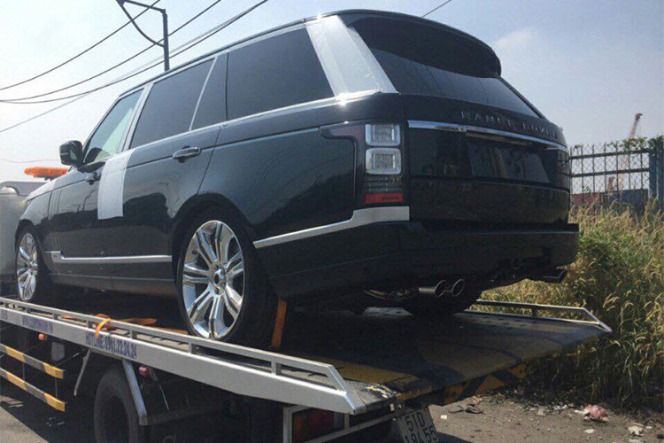 Gần đây nhất một chiếc Range Rover SVAutobiography màu độc cập bến Việt Nam là vào đầu tháng 1/2018. Chiếc SUV hạng sang này mang màu xanh lục phối đen và thuộc sở hữu của một người yêu xe tại Lào Cai, theo giới thạo tin, chiếc xe có giá bán chính hãng gần 20 tỷ đồng