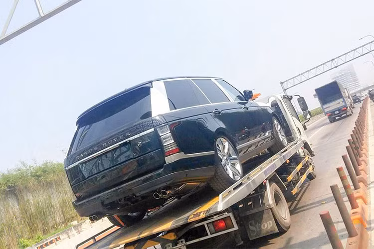 Được biết, mức giá lăn bánh của chiếc Range Rover SVAutobiography LWB mới cập bến Hải Phòng có thể lên đến hơn 22 tỷ đồng nếu chủ nhân cho xe ra biển trắng. Đây cũng là chiếc SUV hạng sang Range Rover SVAutobiography thứ 4 có mặt tại thành phố hoa phượng đỏ.