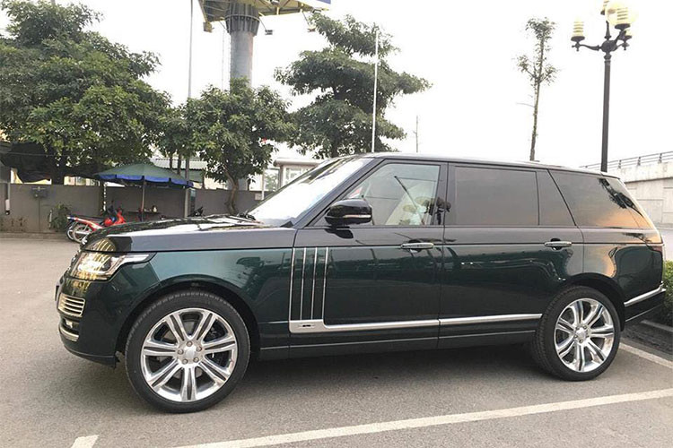 Được biết, những chiếc SUV hạng sang Range Rover SVAutobiography khi cập bến Việt Nam cũng từng mang ngoại thất màu xanh nhưng thuộc loại sơn bóng. Còn với màu sơn xanh mờ của mẫu SUV hạng sang mới cập bến Hải Phòng lại là chiếc đầu tiên tính đến thời điểm hiện tại.