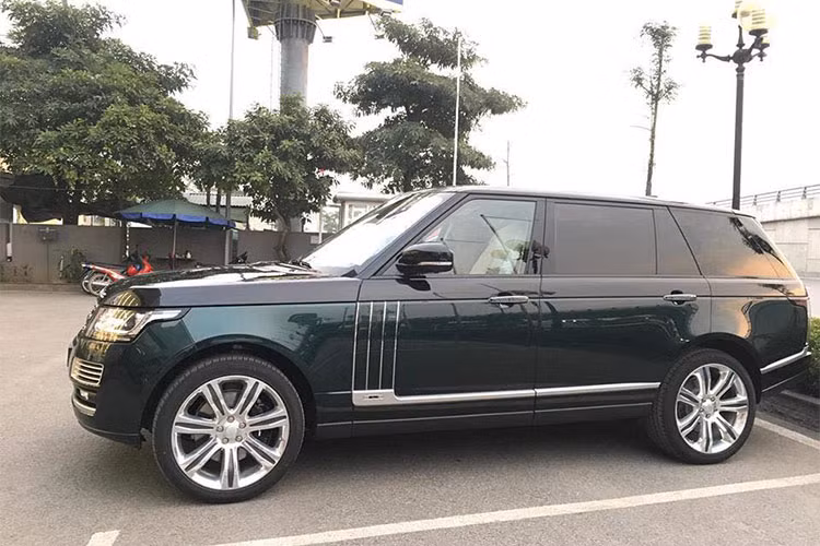 Được biết, những chiếc SUV hạng sang Range Rover SVAutobiography khi cập bến Việt Nam cũng từng mang ngoại thất màu xanh nhưng thuộc loại sơn bóng. Còn với màu sơn xanh mờ của mẫu SUV hạng sang mới cập bến Hải Phòng lại là chiếc đầu tiên tính đến thời điểm hiện tại.