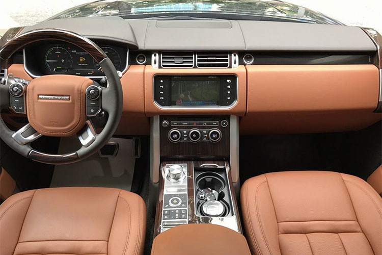 Thuộc dạng trục cơ sở dài (LWB) nên chiếc xe này có chiều dài tới 5,2 m. Khoảng cách trục cơ sở hơn 3,1 m. Mặc dù có kích thước "khủng", nhưng khoang cabin chỉ có 4 ghế. Trong đó, hàng ghế thứ 2 có 2 chỗ ngồi, chỉnh điện đa hướng, tích hợp massage và sưởi, thông gió, với khu vực ngăn cách tích hợp những tiện ích không kém siêu xe sang.