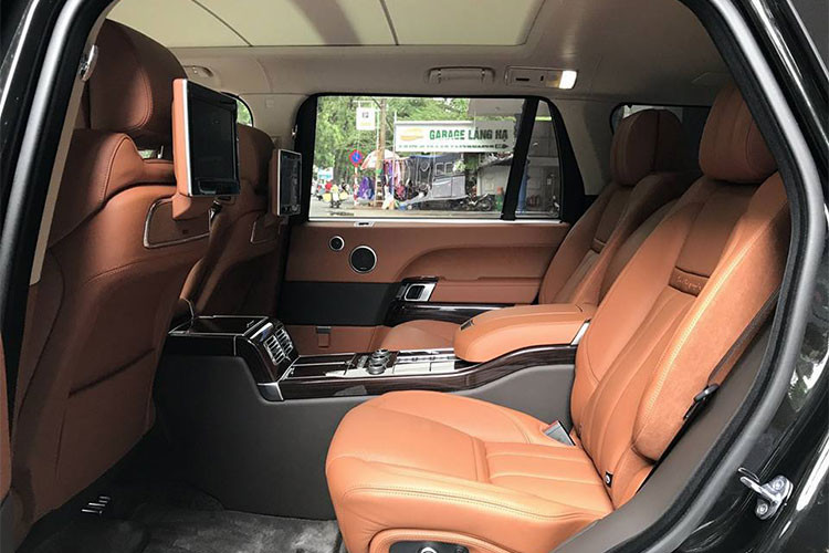 Xe sở hữu khối động cơ siêu nạp V8 dung tích 5 lít cho công suất 550 mã lực và mô-men xoắn 502 Nm. Hệ dẫn động 4 bánh, khóa vi sai điện tử, hỗ trợ khởi hành ngang dốc/đổ đèo, ổn định thân xe, thích ứng nhiều loại địa hình, chống trơn trượt… giúp ccho mẫu SUV hạng sang Range Rover luôn giữ vị thế hàng đầu trong phân khúc SUV dùng offroad.