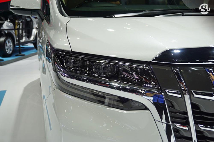 Trên phiên bản mới này, xe được trang bị hệ thống đèn full LED ở phía trước với bóng chiếu, tích hợp dải đèn LED chiếu sáng ban ngày hiện đại.
