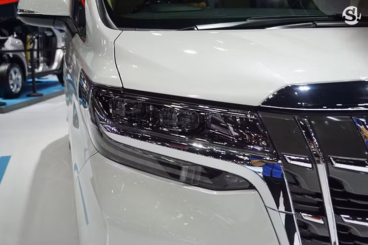 Trên phiên bản mới này, xe được trang bị hệ thống đèn full LED ở phía trước với bóng chiếu, tích hợp dải đèn LED chiếu sáng ban ngày hiện đại.
