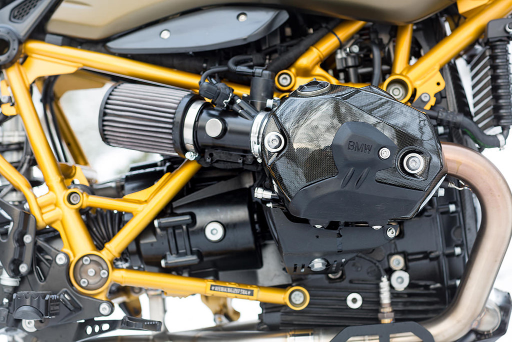 Tiếp đó, anh ấy bỏ khung phụ và thay bằng ống thép uốn vòng cung để tạo hình phần đuôi. Pô e được loại bỏ và thay bằng cặp lọc gió K&amp;N. ECU chuyển sang đặt dưới yên.