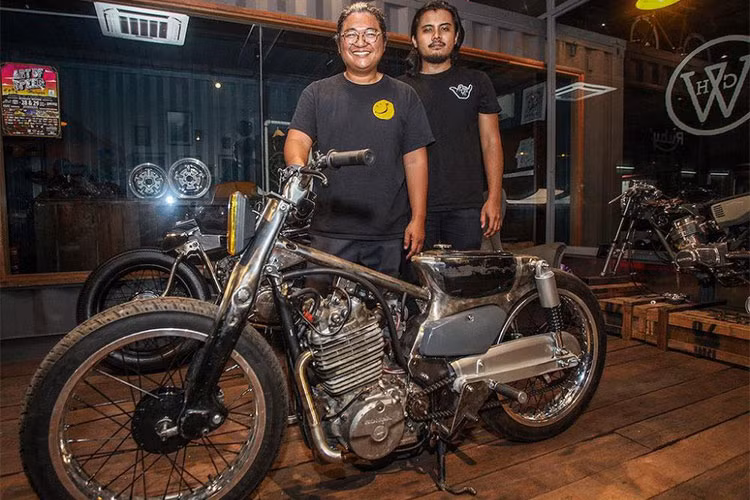  Xe máy Honda Super Cub lần đầu xuất hiện vào tháng 8 năm 1958 và chuẩn bị chạm tới con số 60 năm tồn tại và phát triển trên toàn thế giới. Đây là chiếc xe nhỏ con được dân độ xe máy trên khăp thế giới ưa thích bởi độ khó và lạ. Các bản độ càng cao thì tay thợ độ sẽ càng khẳng định được giá trị của bản thân cũng như xưởng độ cuả mình.