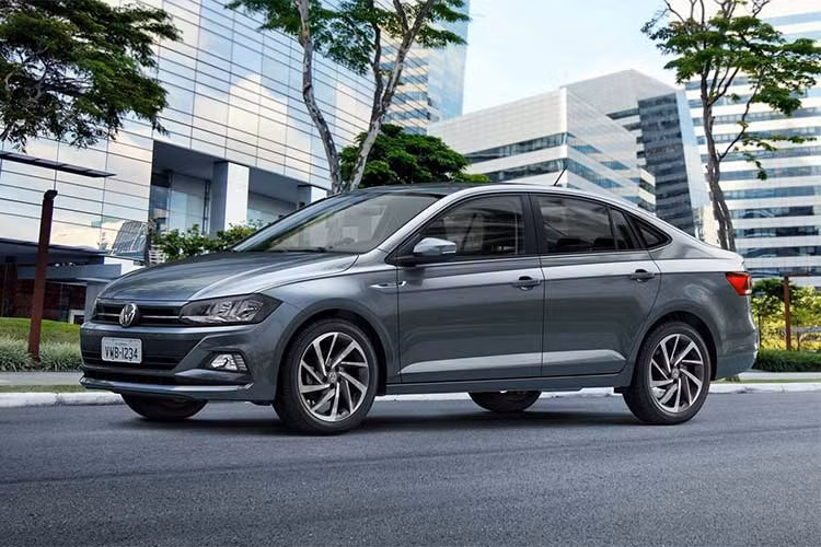 Tháng 11/2017, Volkswagen đã chính thức công bố mẫu sedan hạng B Virtus, dựa trên nền tảng chiếc hatchback 5 cửa Polo thế hệ mới tại thị trường Brazil. Tuy nhiên phải tới nay, Volkswagen Virtus 2018 mới chính thức bán ra, hãng mới hé lộ các phiên bản và mức giá chi tiết. 