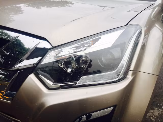 Qua hình ảnh được đăng lên mạng xã hội, có thể thấy Isuzu D-Max nâng cấp sở hữu một số thay đổi nhỏ trong thiết kế. Điều này được thể hiện ở cụm đèn pha tích hợp dải đèn LED định vị ban ngày và thiết kế hốc đèn sương mù. Ngoài ra, cản va trước, nắp capô và lưới tản nhiệt của Isuzu D-Max 2017 cũng được cải tiến so với trước.