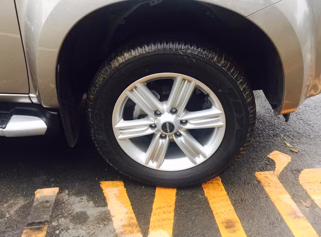 Hệ dẫn động của mẫu xe bán tải Isuzu D-Max 2017 tại Việt Nam hiện cũng đang là một bí ẩn. Hiện Isuzu D-Max cũ tại Việt Nam có 2 tùy chọn động cơ diesel khác nhau. Đầu tiên là đông cơ 2,5 lít với công suất tối đa 136 mã lực tại vòng tua máy 3.600 vòng/phút và mô-men xoắn cực đại 360 Nm tại dải vòng tua từ 1.800 - 2.800 vòng/phút.