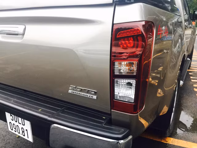 Hiện chưa có hình ảnh nội thất bên trong Isuzu D-Max nâng cấp tại Việt Nam. Do đó, chưa rõ Isuzu D-Max 2017 có được trang bị hệ thống thông tin giải trí hỗ trợ ứng dụng Apple CarPlay và Android Auto, định vị vệ tinh, radio kỹ thuật số, nội thất bọc da, ghế trước sưởi điện cũng như điều hòa tự động như xe ở nước ngoài hay không.