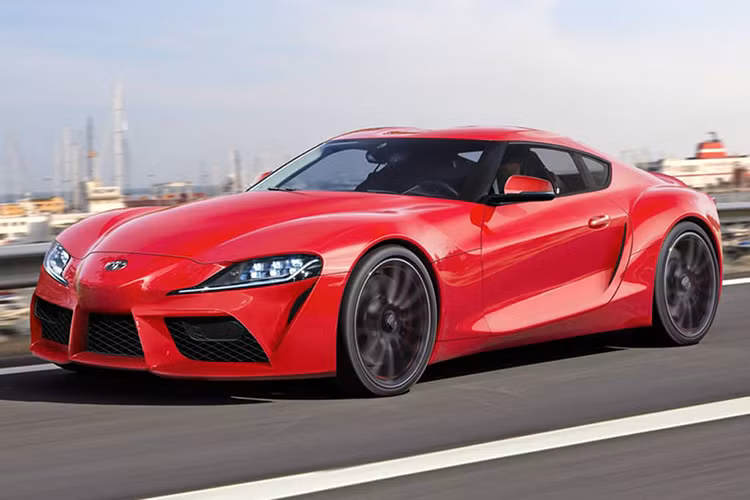 Dựa vào những hình ản đã lộ diện, có thể thấy phần đầu xe của Supra 2020 cho thấy thiết kế tương tự phiên bản concept Toyota FT-1 khi nhô dài ra phía trước, kết hợp bộ đèn pha thanh mảnh. 