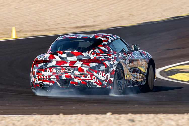 Ngoài ra, Toyota Supra 2020 sở hữu bộ vành đúc thể thao có kích thước khá lớn, do quan sát thấy bộ lốp có viền rất mỏng. Nhiều khả năng bộ vành của Supra có kích thước rơi vào khoảng 19 inch. 