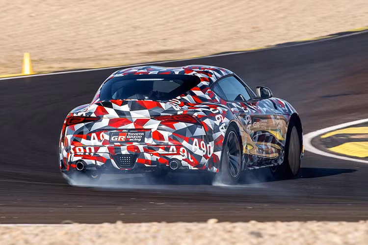 Ngoài ra, Toyota Supra 2020 sở hữu bộ vành đúc thể thao có kích thước khá lớn, do quan sát thấy bộ lốp có viền rất mỏng. Nhiều khả năng bộ vành của Supra có kích thước rơi vào khoảng 19 inch. 