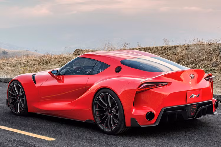 Trong khi đó, đuôi xe của Toyota Supra hoàn toàn mới được trang bị đèn phanh hậu giống những mẫu xe F1 và ống xả tròn đặt cân đối 2 bên.