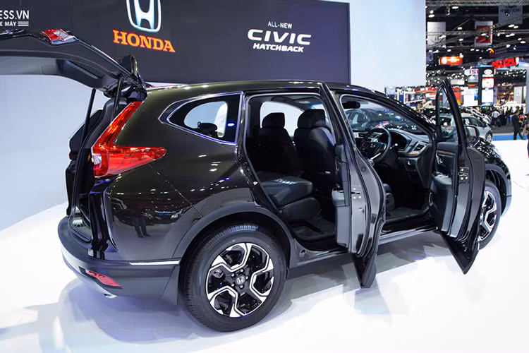 Về thiết kế tổng thể, mẫu xe Honda CR-V 2017 phiên bản 7 chỗ sắp ra mắt tại Việt Nam có diện mạo tổng thể gần như giống hệt xe từng ra mắt tại thị trường Thái Lan, Indonesia... và phiên bản quốc tế tại các thị trường Bắc Mỹ. Mặc dù phiên bản Châu Á của mẫu xe 7 chỗ sở hữu trang bị khác hoàn toàn nhưng công nghệ an toàn không hề thua kém bản tại Mỹ.