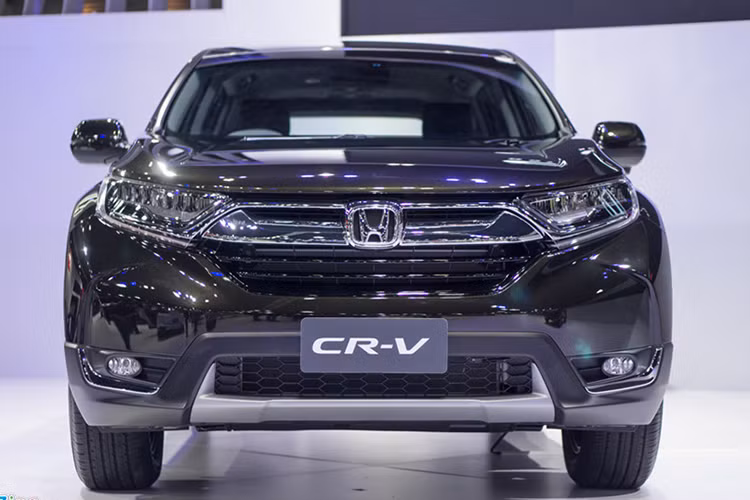 CR-V 2017 phát triển dựa trên platform của "người anh em" Honda Civic, giúp chiều dài tăng 30mm, chiều dài cơ sở tăng 40mm, cao và rộng hơn 35mm so với thế hệ cũ. Điều này mang đến một không gian rộng rãi hơn, dung tích khoang chứa đồ phía sau tăng thêm 56 lít. Phần đầu không thay đổi quá nhiều, vẫn được trang bị đèn pha dạng LED tùy chọn.