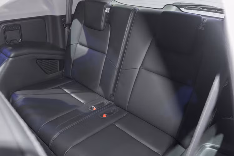 Về trang bị, Honda CR-V 7 chỗ đi kèm vô lăng đa chức năng, màn hình cảm ứng 7 inch cho hệ thống thông tin giải trí, hỗ trợ ứng dụng Apple CarPlay và Android Auto, dàn âm thanh 8 loa cùng phanh đỗ xe điện tử. Ngoài ra phải kể đến cửa cốp chỉnh điện rảnh tay phía sau. Chiều cao của cửa cốp sau cũng có thể điều chỉnh khi cần.