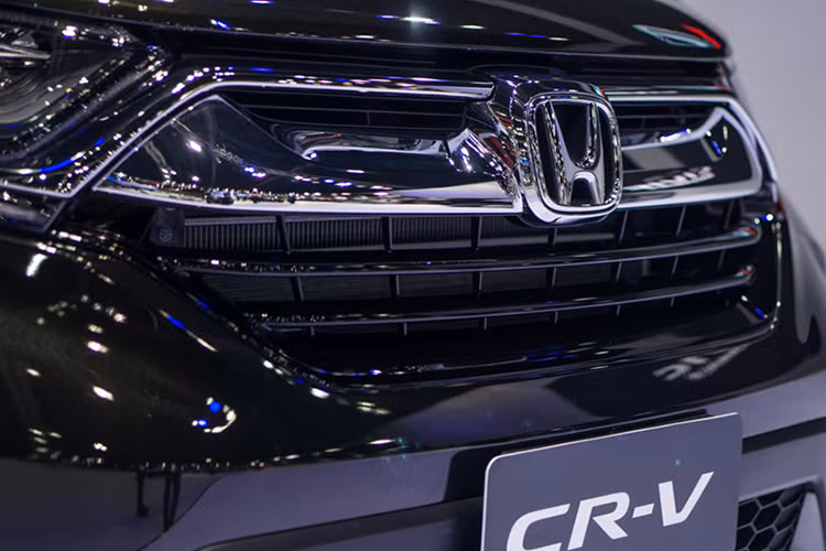 Mặc dù có 7 chỗ ngồi nhưng chiều dài của CR-V 2017 tại Việt Nam sẽ không dài hơn phiên bản Mỹ. Phần đuôi xe cũng được Honda trang bị cụm đèn hậu dạng LED hình chữ L lạ mắt, đèn LED ban ngày dưới gầm. Ngoài ra, đuôi xe còn thêm điểm nhấn thanh ngang tích hợp logo của Honda.